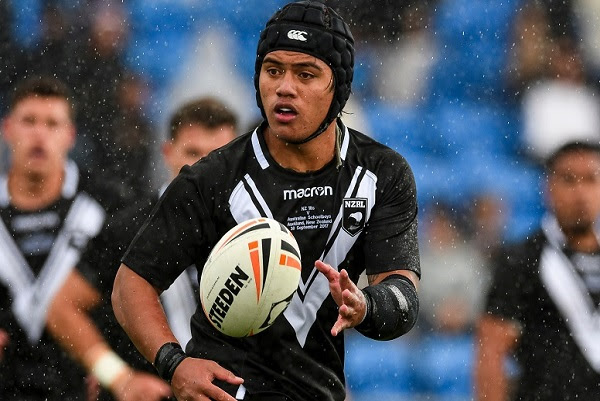 New Zealand 18s captain Dylan Tavita passes the ball during a match against the Australian Schoolboys.
New Zealand 18s v Australian Schoolboys, NZRL, The Trusts Arena, Auckland, New Zealand. 30 September 2017. © Copyright Image: Marc Shannon / www.photosport.nz.